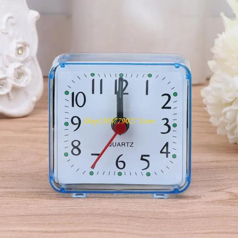 horloge carrée classique aiguilles numéros blanc rose bleu points verts pieds analogique