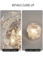 Paire de lampes de chevet bleues de chaque côté d'un lit
