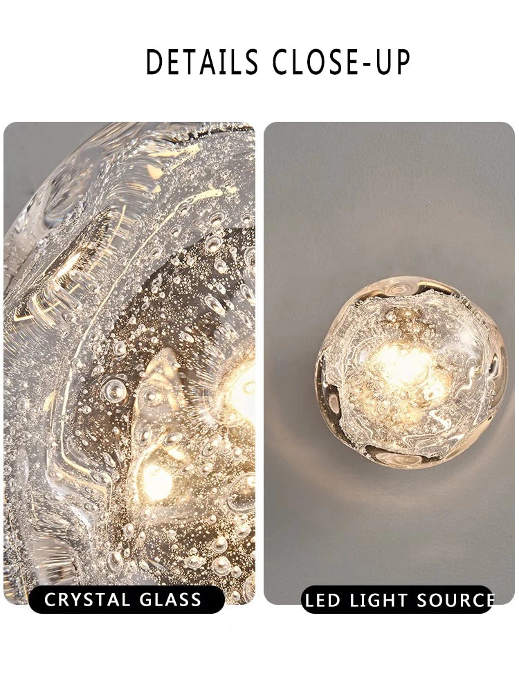 Paire de lampes de chevet bleues de chaque côté d'un lit