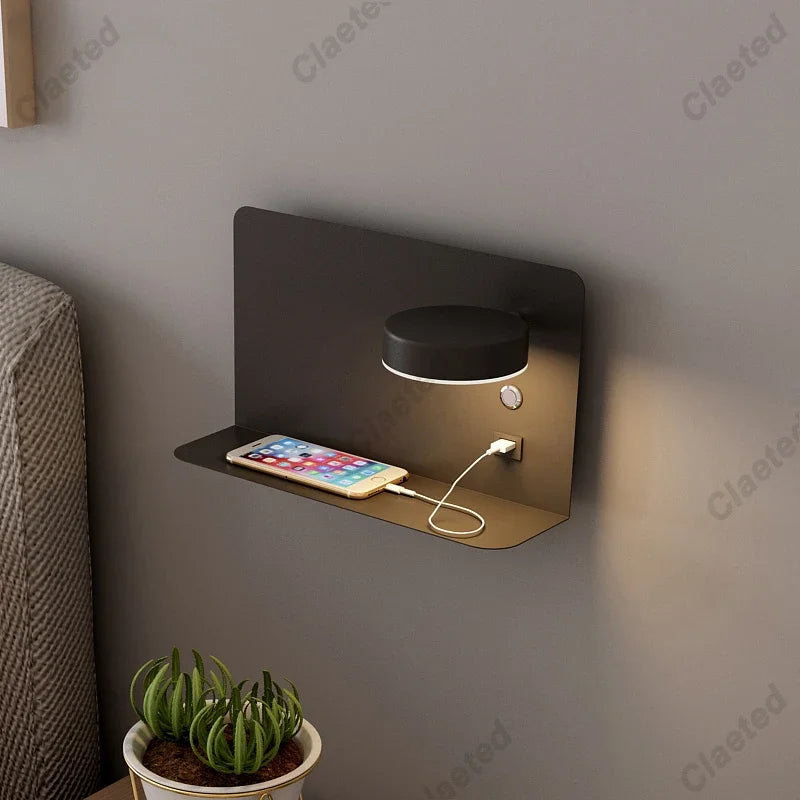 lampe murale moderne noire blanche tablette prise électrique câble charge contrôle