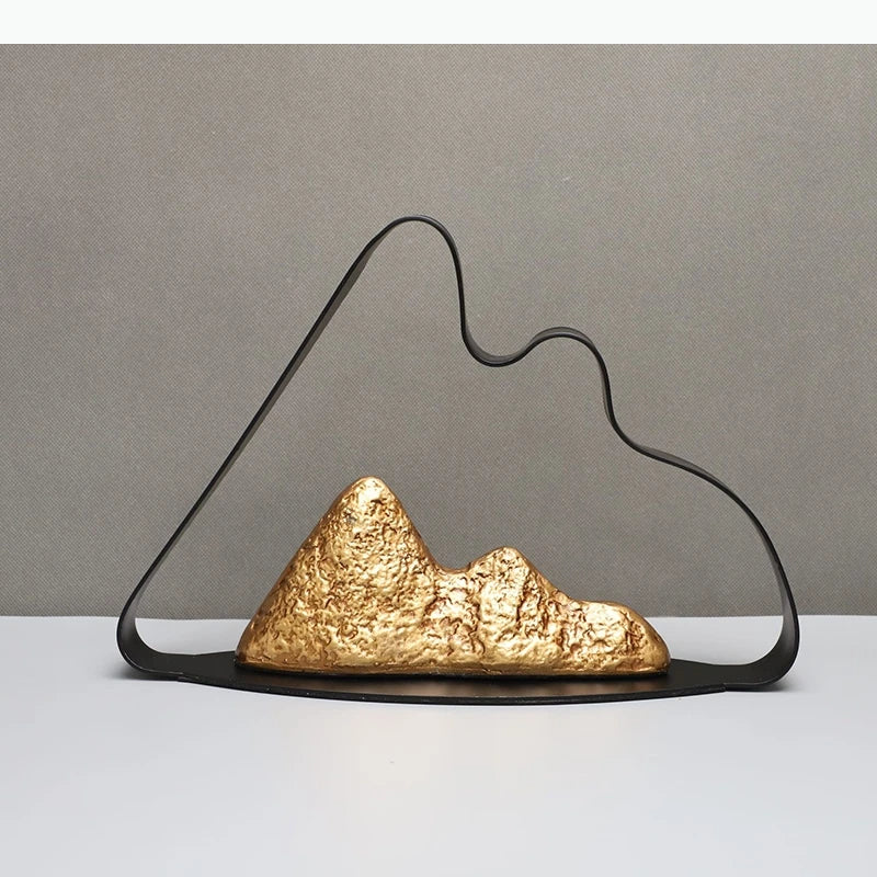 sculpture décorative moderne structure métallique or texture rugueuse élément montagne feuille or minimaliste