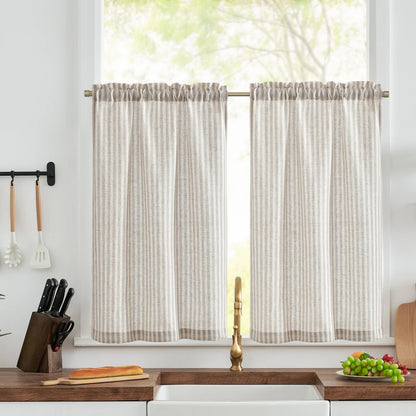 Rideaux à rayures élégants pour cuisine, accentuant une décoration intérieure lumineuse et moderne. Parfaits pour ajouter une touche de style à votre espace tout en préservant l'intimité. Accessoire idéal pour un look harmonieux et chic.