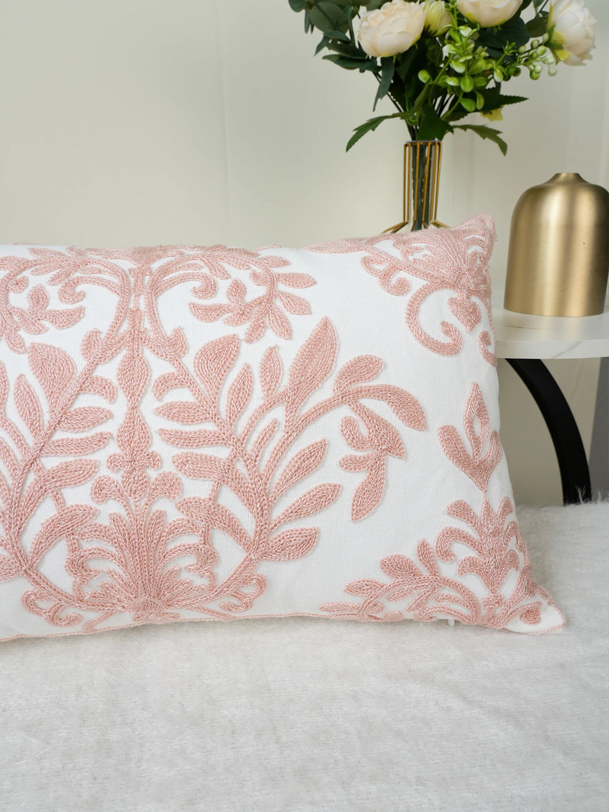 taie d'oreiller brodée motif floral blanc rose coussin décoratif classique fixations oreillettes