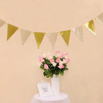 décoration fête guirlande métallisée triangles fleurs artificielles vase moderne blanc or argent