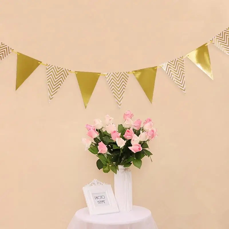 décoration fête guirlande métallisée triangles fleurs artificielles vase moderne blanc or argent