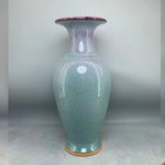 Vase en céramique de couleur vert menthe avec des accents bordeaux, doté d'un design élégant et texturé.