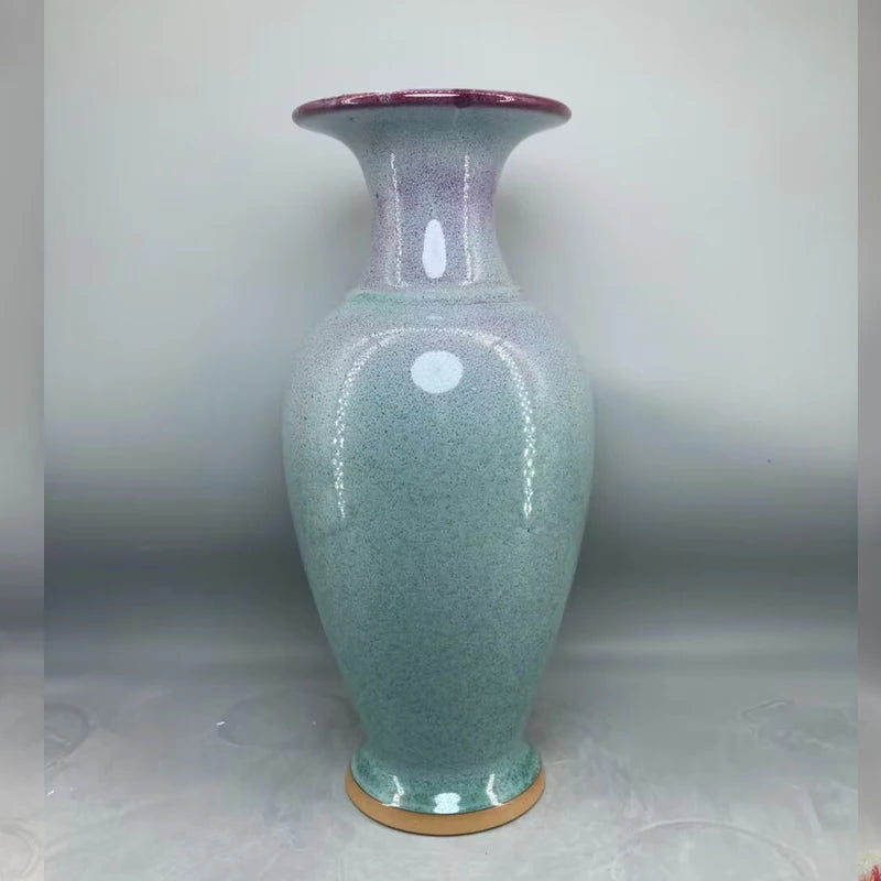 Vase en céramique de couleur vert menthe avec des accents bordeaux, doté d'un design élégant et texturé.