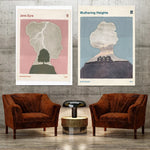 Deux élégantes affiches vintage représentant les célèbres œuvres littéraires "Jane Eyre" et "Wuthering Heights" surplombent une zone de détente meublée de fauteuils en velours marron.