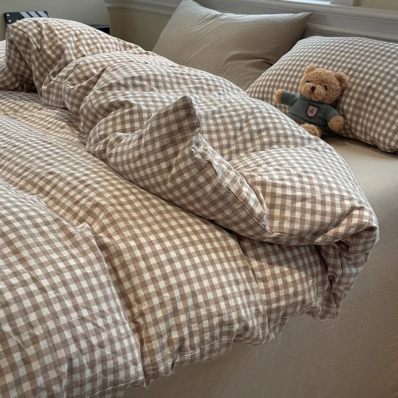 Housse de couette unie gris clair dans une chambre moderne