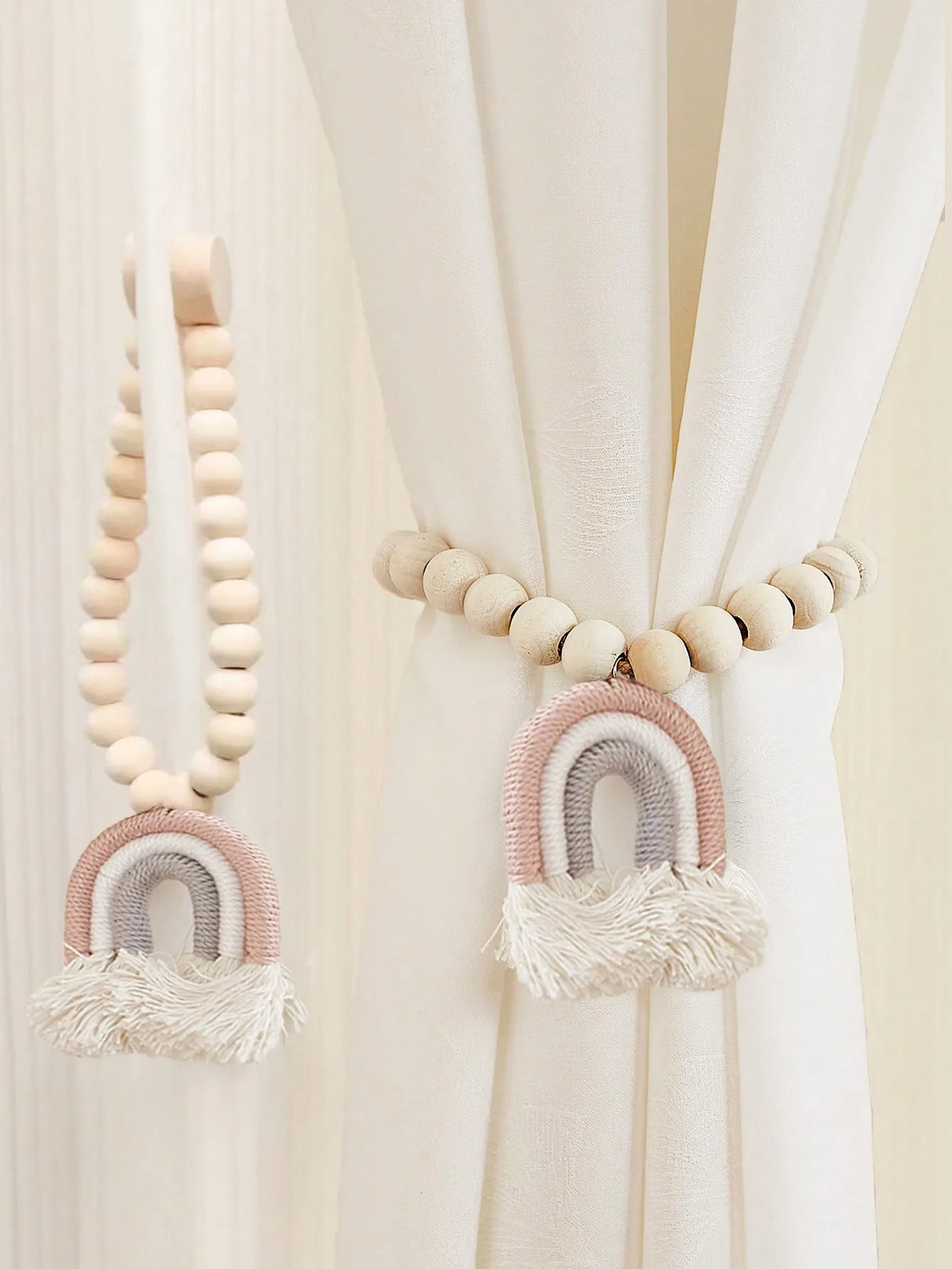 rideau boho chic arc ciel blanc pompons fenêtre maison hospitalité