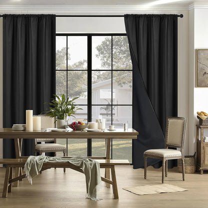 Rideaux occultants noirs modernes installés sur une grande fenêtre dans une salle à manger lumineuse et élégante.