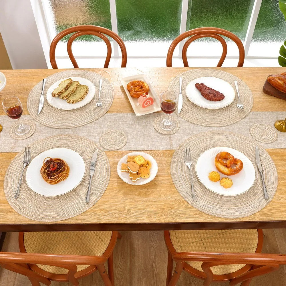 Set de table rond en tissu tressé bourgogne sur une table avec des assiettes blanches