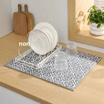 tapis cuisine gris blanc motif géométrique moderne assiettes verres couverts bol cuillère assaisonnement 50cm