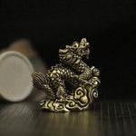 statue dragon dorée détails sculpturaux artisanal feng shui décoration intérieure ornement fine