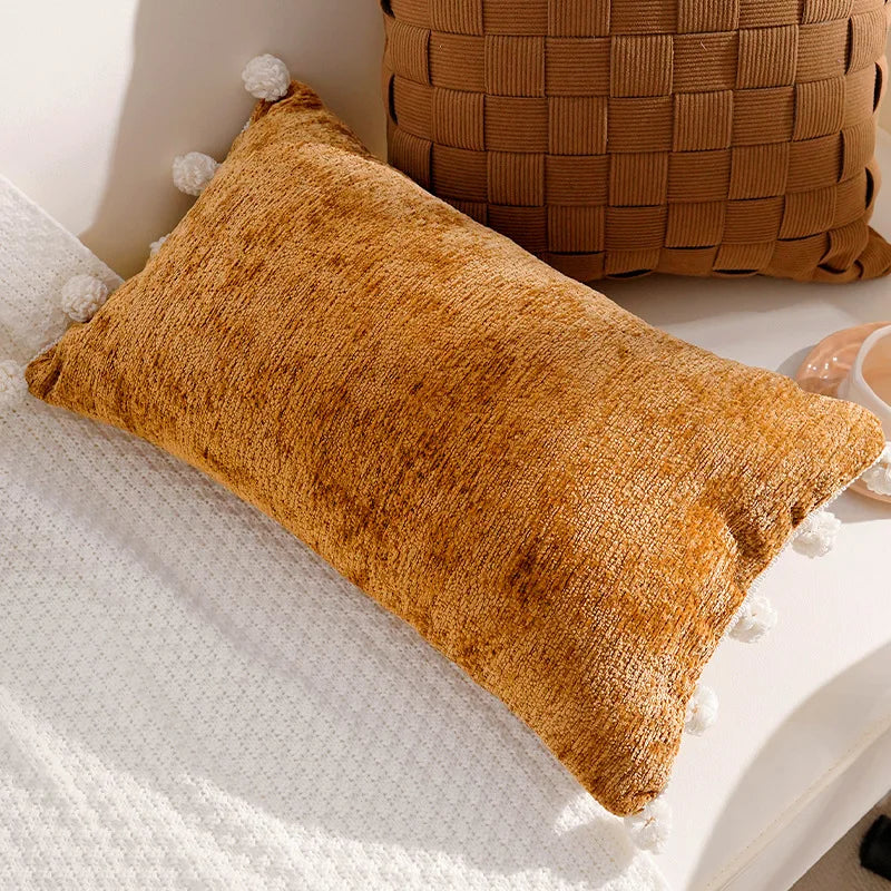 housse coussin décoration moderne motif géométrique brodé noir blanc pompons maison luxe