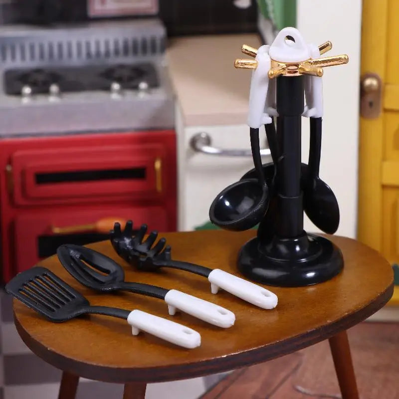 accessoires cuisine miniature suspendues ensemble cuillères spatules moderne noir blanc vert opaques