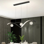 suspension lumineuse moderne or noir courbes élégantes contemporain chaînes suspendues trois sphères luminescentes barre