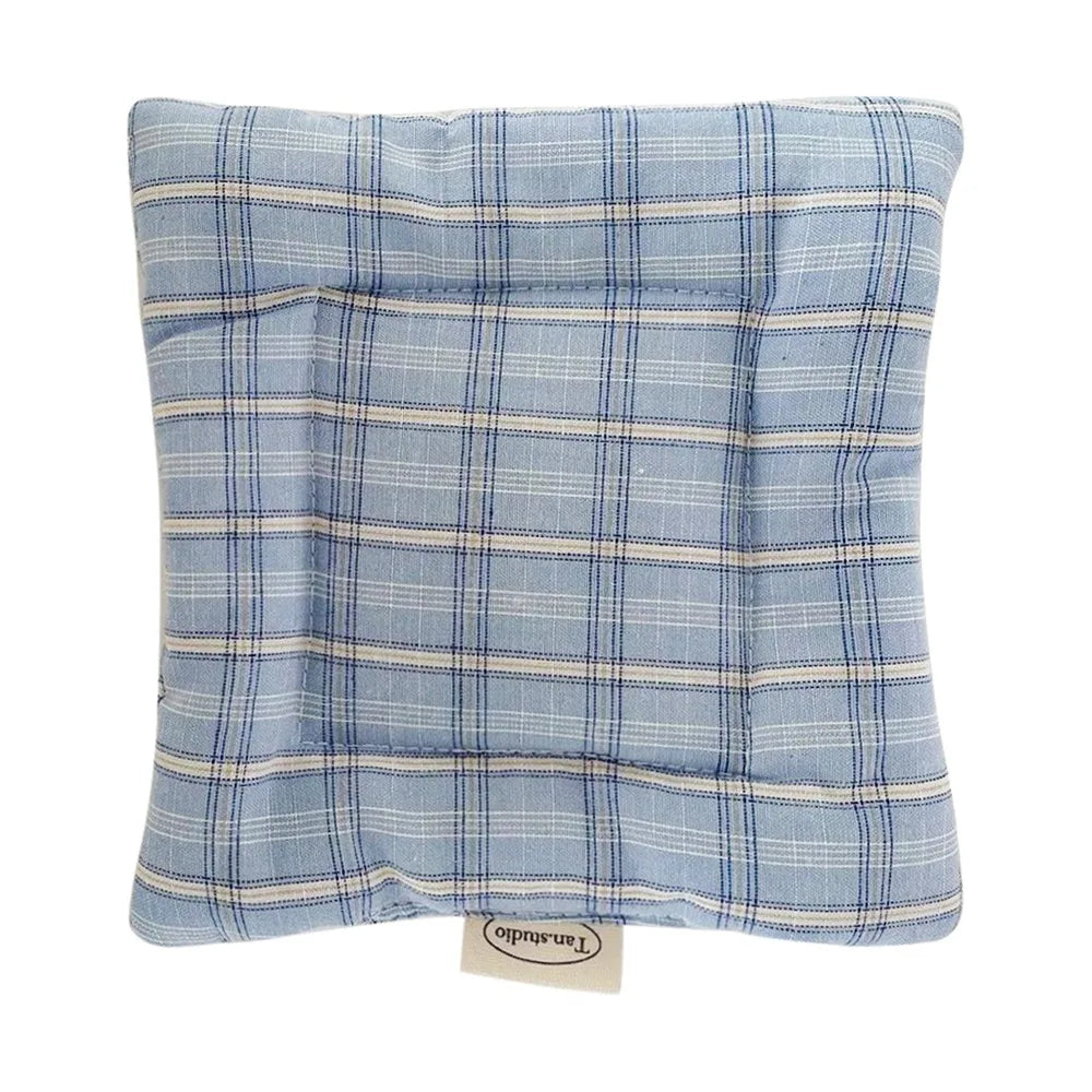 tapis rustique carré bleu clair rayures horizontales points bleus fixation doux polyester respectueux environnement