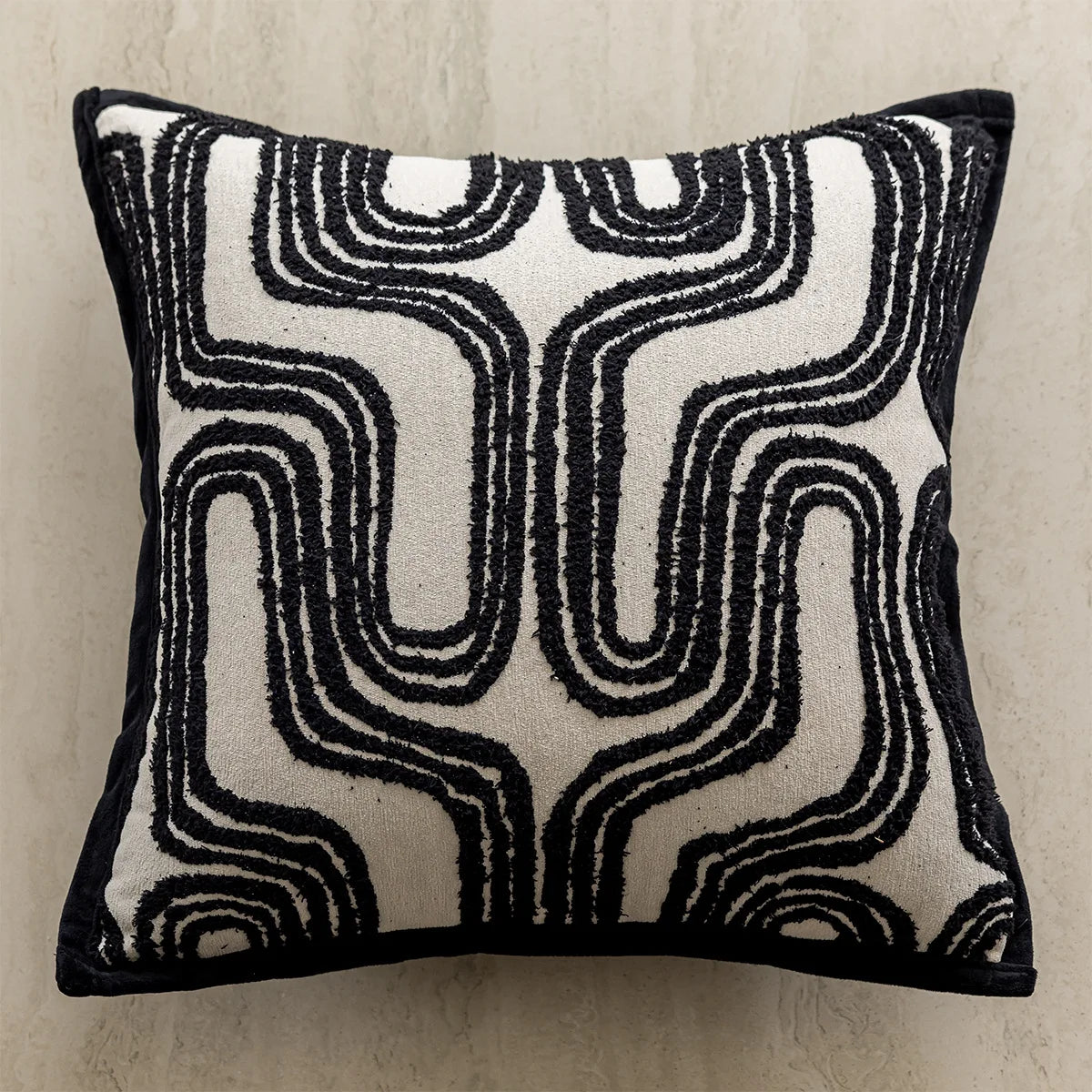 housses coussins brodés géométriques blanc noir contemporains adhésifs decoration maison voiture 45x45cm