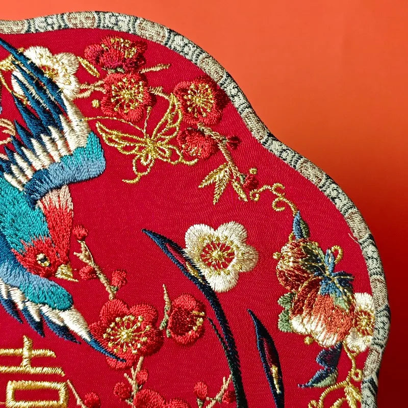 éventail traditionnel brodé oiseaux fleurs chinois rouge bleu doré poignée pompon