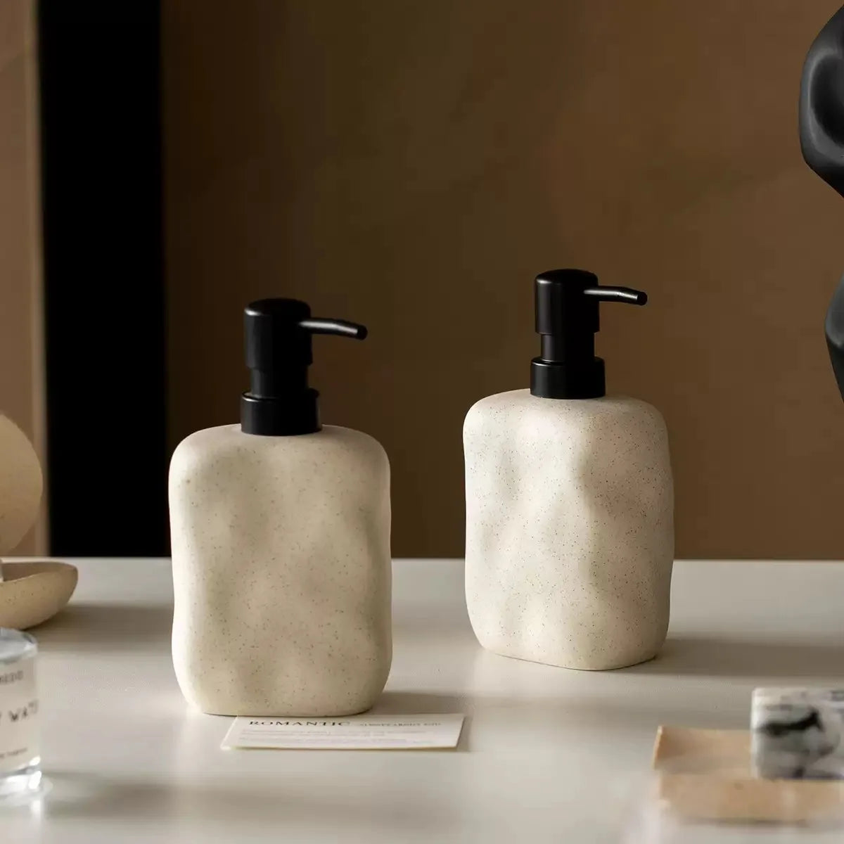 distributeur savon liquide céramique beige texture granulée minimaliste accessoire salle bains après shampooing lotion