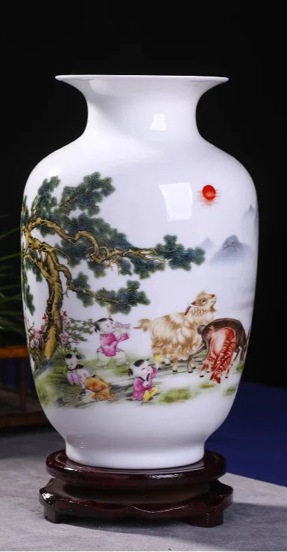 Vase décoratif en porcelaine blanche avec motif paysager et animaux.