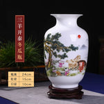 Vase décoratif en porcelaine blanche avec motif paysager et animaux.