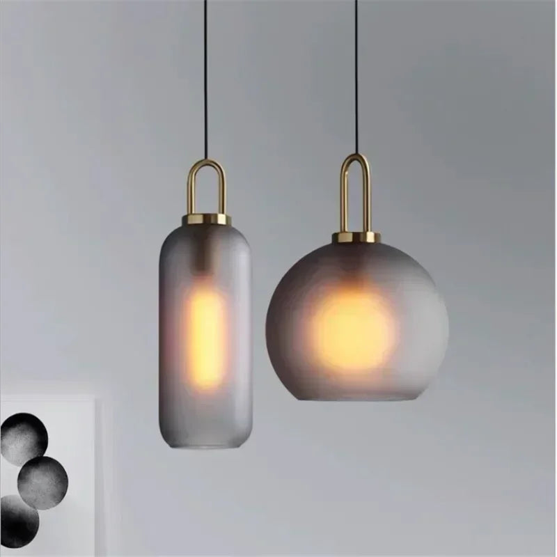 suspension lumineuse moderne gris fumé doré verre mat métal poli ampoule filament visible chambre
