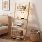 Étagère échelle en bois design minimaliste dans un salon moderne