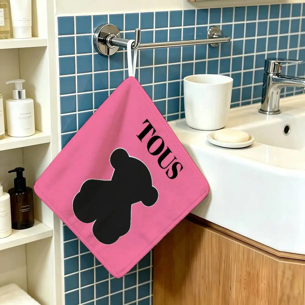 serviette toilette moderne noir rose logo tous chien symboles coeurs paix