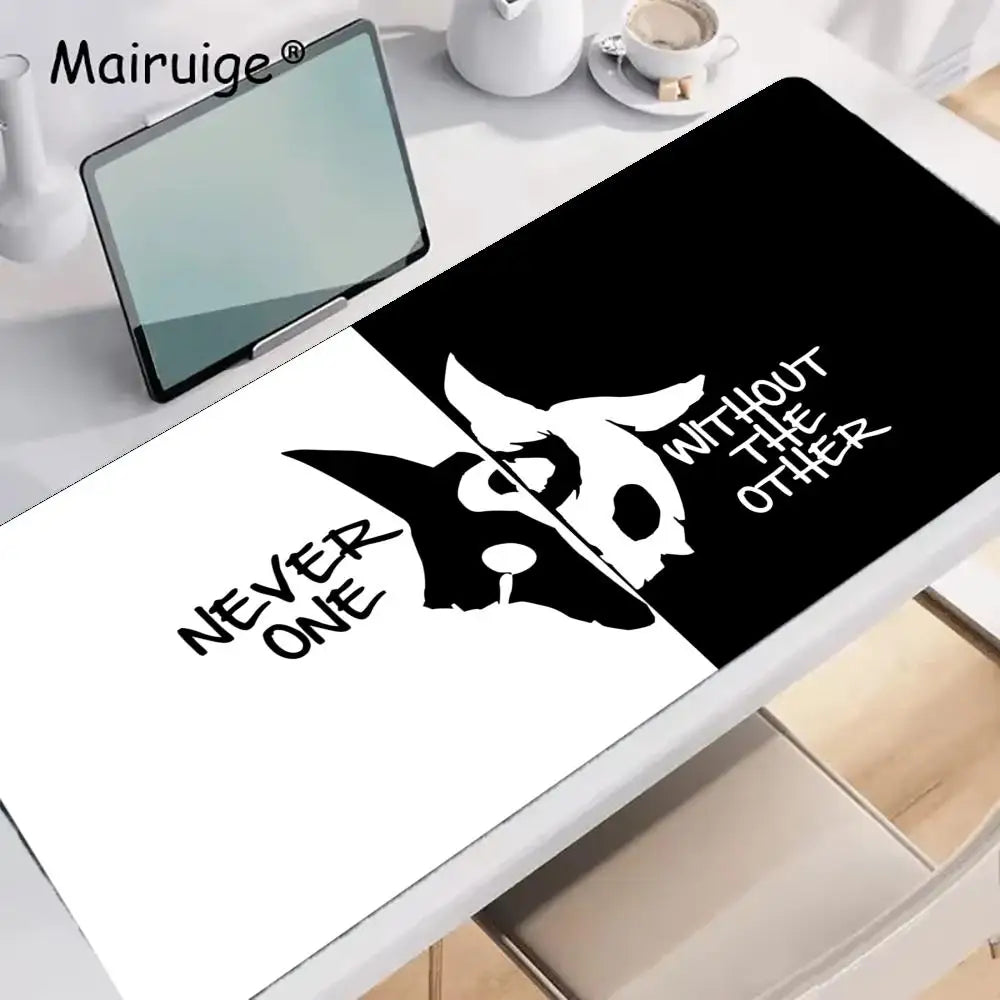 tapis souris gaming graphique moderne masque visage NEVER ONE WITHOUT THE OTHER blanc noir