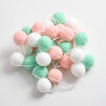 guirlande pompons rose bleu blanc moderne décoration anniversaire enfant velours chambre festive
