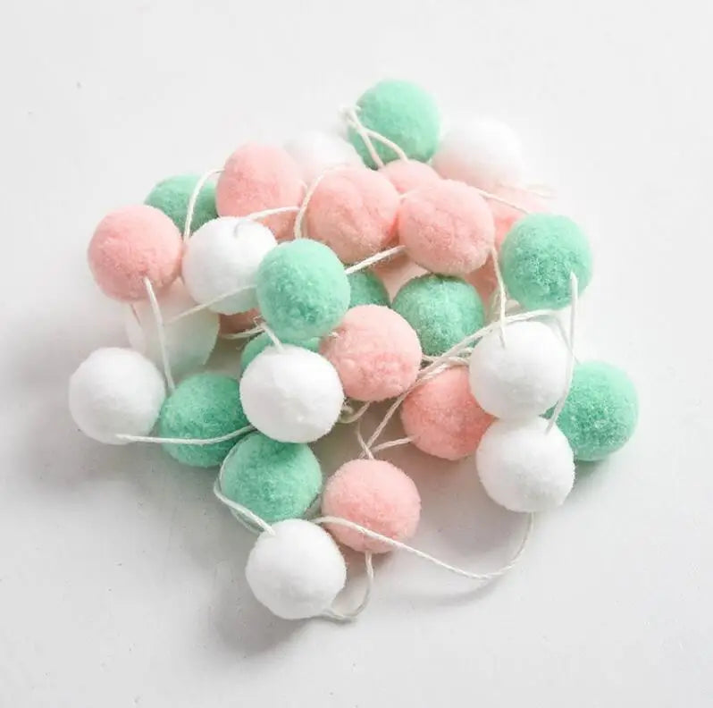 guirlande pompons rose bleu blanc moderne décoration anniversaire enfant velours chambre festive