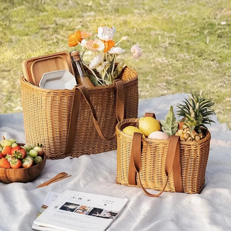 panier osier tressé marron clair traditionnel poignées cuir réutilisable respectueux environnement organisateur articles divers