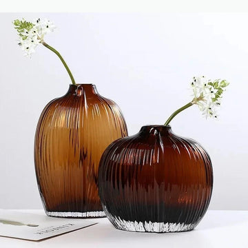 vases brun foncé translucides moderne rayures verticales fleurs blanches feuilles vertes minimaliste set deux