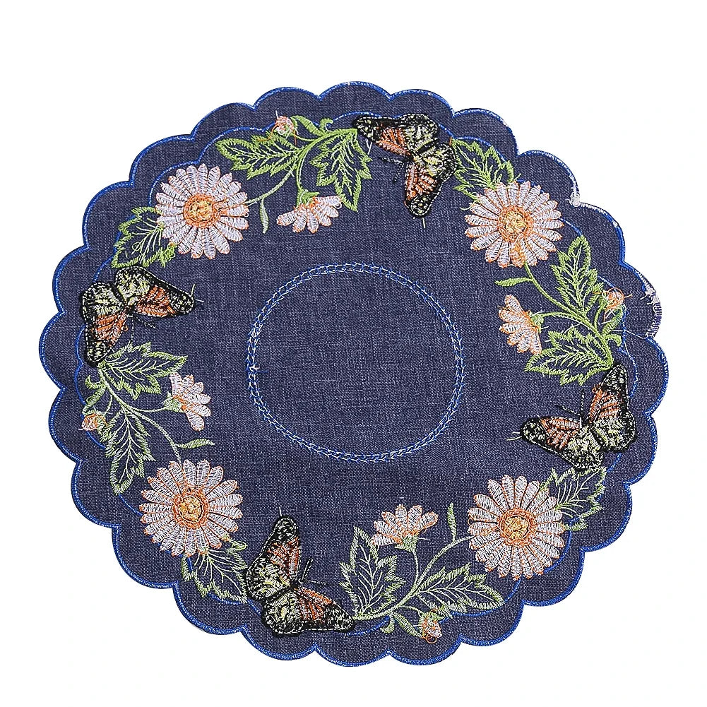serviette table brodée bleu foncé fleurs blanches oranges papillons multicolores classique