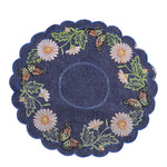 serviette table brodée bleu foncé fleurs blanches oranges papillons multicolores classique