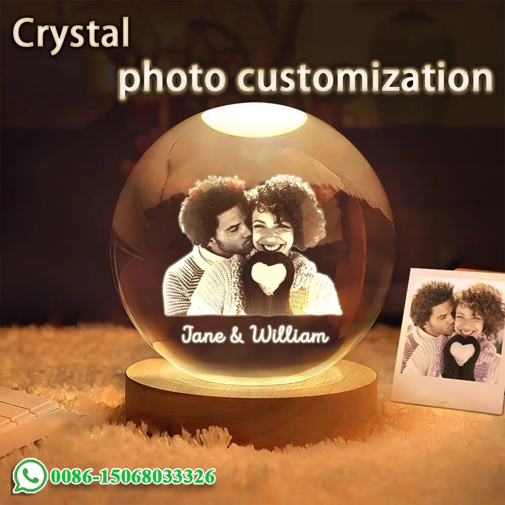 Veilleuse boule de cristal marron sur table de nuit