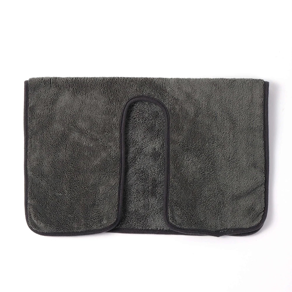 Tapis de bain doux et absorbant de couleur grise foncée.
