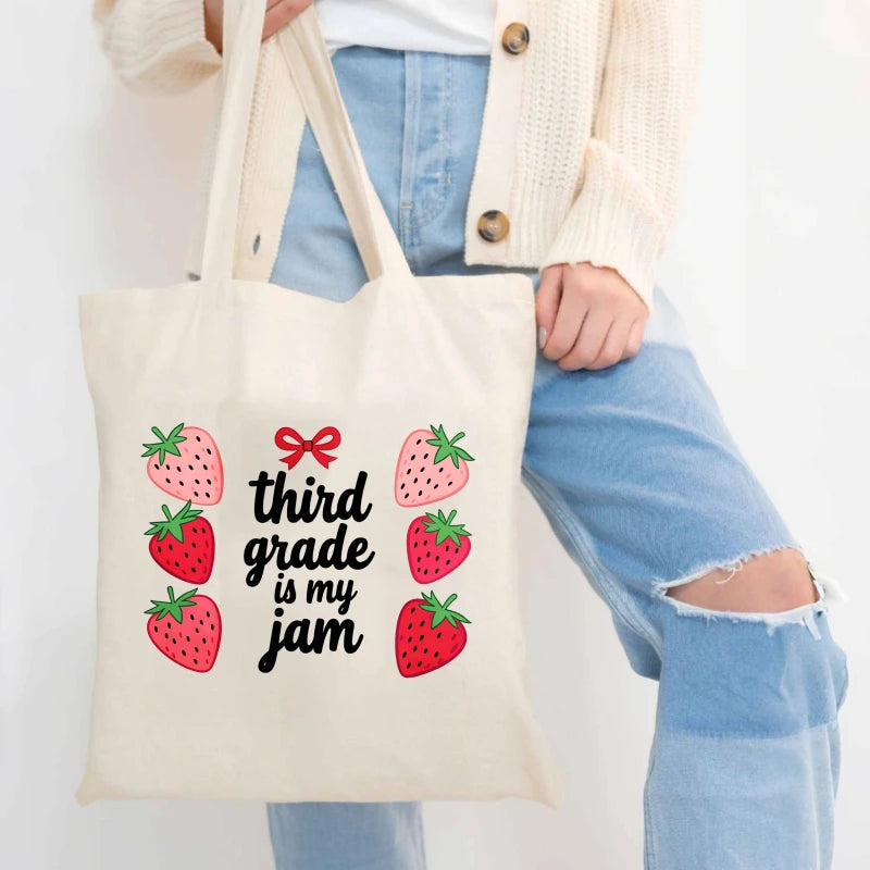 sac main toile fraises rouge vertes troisième année ruban rouge poignées tissu beige imprimé
