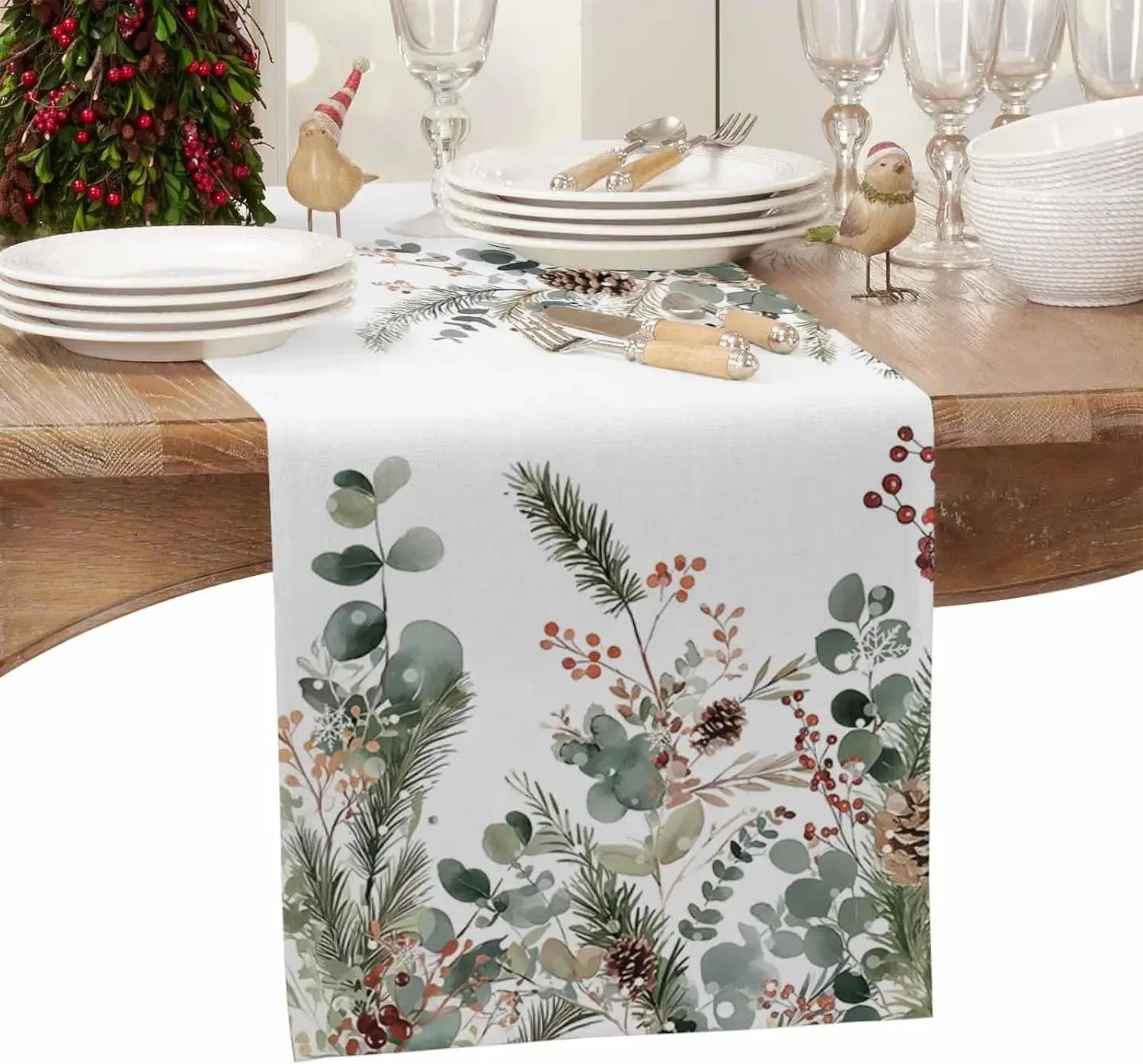 Une élégante nappe de table à motifs floraux et végétaux dans des tons de vert et de rouge, créant une atmosphère festive et chaleureuse pour la saison des fêtes.