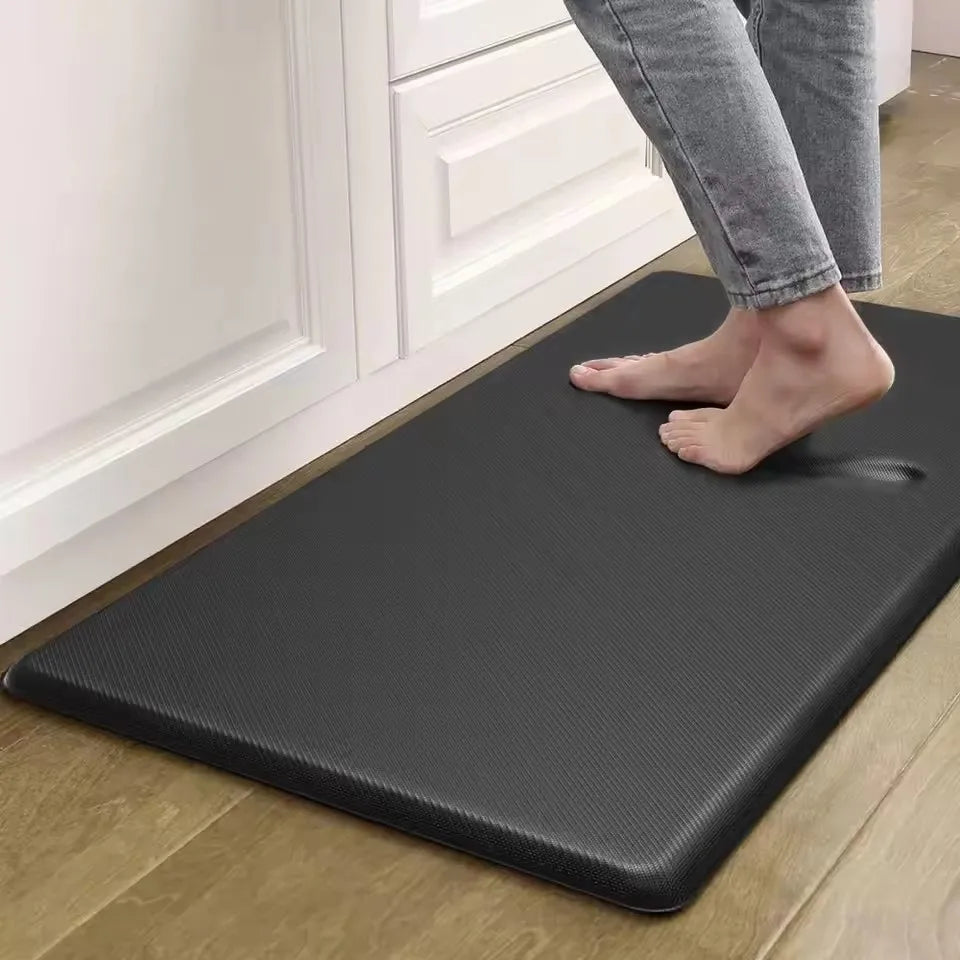 tapis anti fatigue impermeable antidrapant pvc noir facile nettoyage adhésif moderne salon cuisine