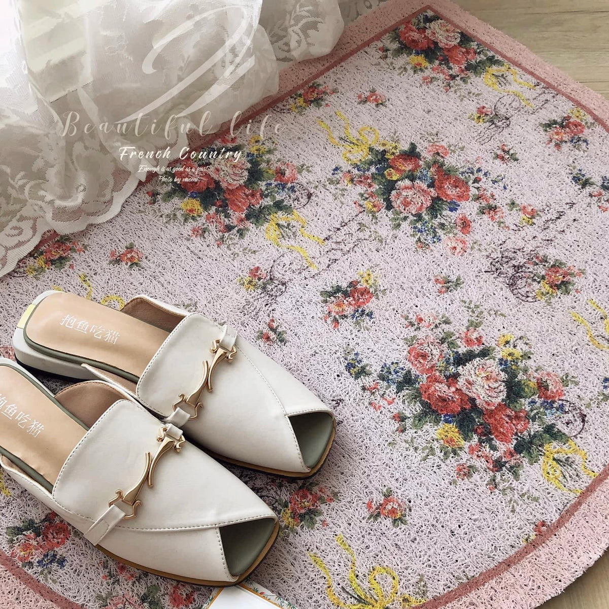 tapis rond antidérapant floral ange rose couleurs vives texture granuleuse vintage français porte chambre