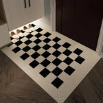 Le sol du couloir présente un motif carrelé noir et blanc qui crée un style élégant et moderne à l'entrée.