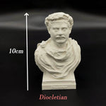 statues romaines antiques blanc bustes historiques détails classiques socle carré blanc