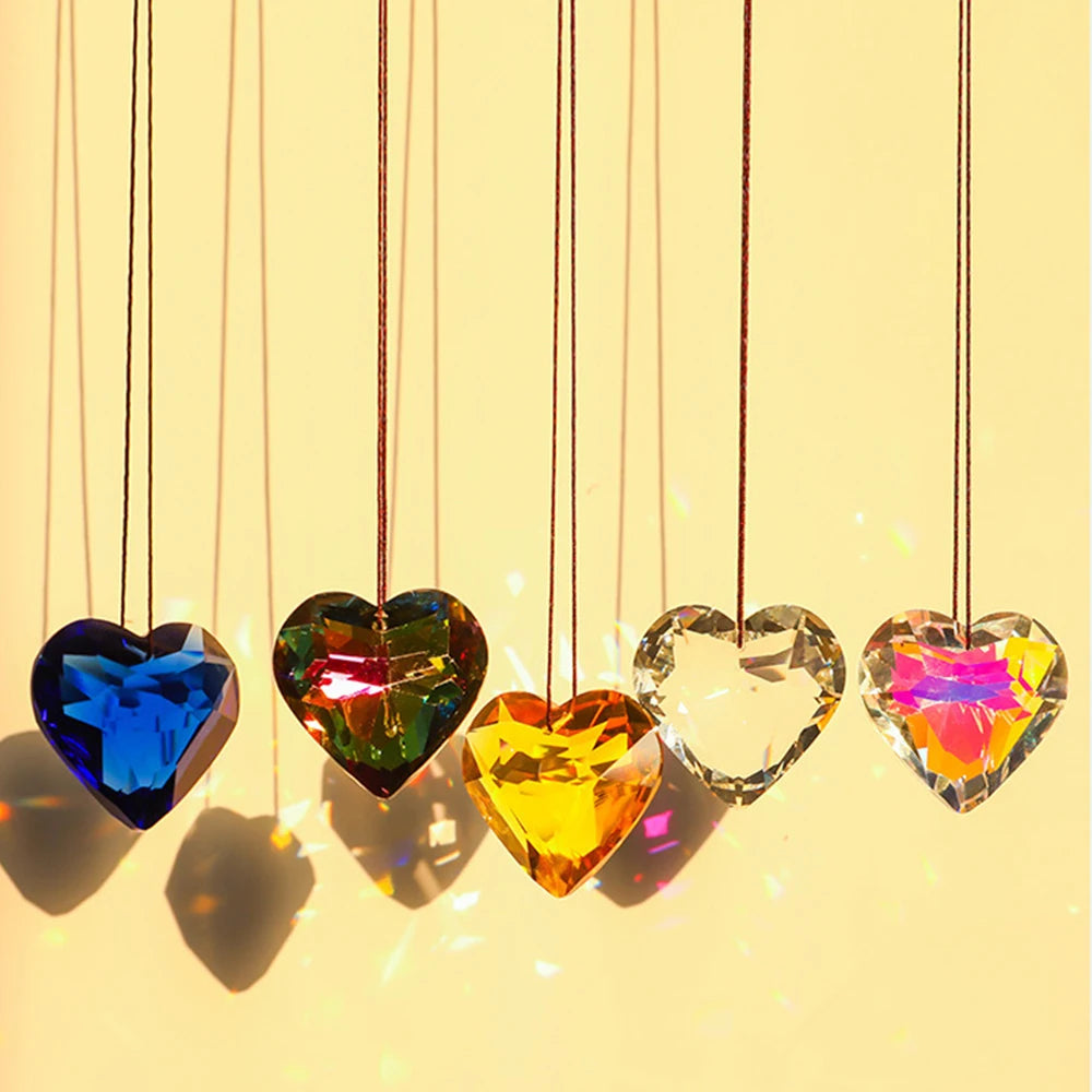 décoration moderne coeur transparent multicolore facettes brillantes chaîne inclusion lumière jardin fenêtre