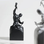 statuette homme musclé marteau résine noire blanche moderne art décoratifintérieur