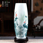 Vase décoratif en porcelaine blanche avec des motifs floraux élégants et délicats.