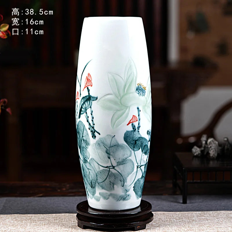 Vase décoratif en porcelaine blanche avec des motifs floraux élégants et délicats.