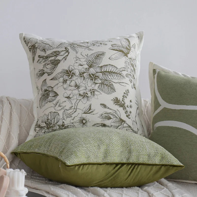 taies d'oreiller carrées modernes motif floral couleurs vert olive beige clair decoration maison